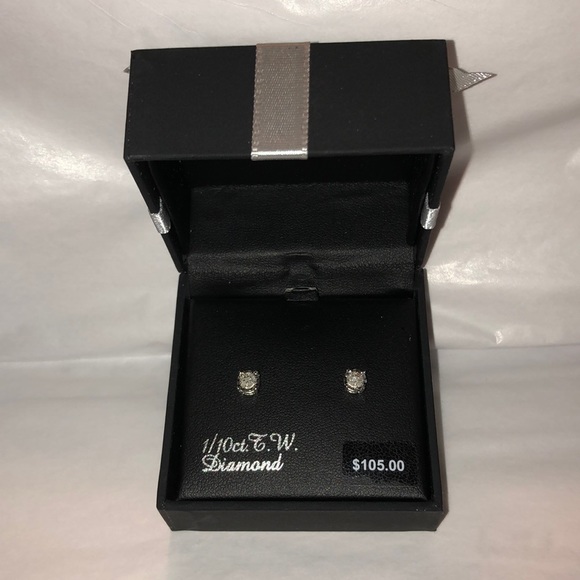 1/10th Carat tw Diamond Stud Earrings - Picture 1 of 4